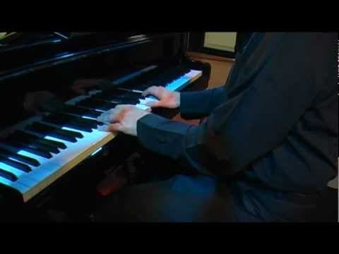 oe Traversa sings "Soli" by Adriano Celentano.