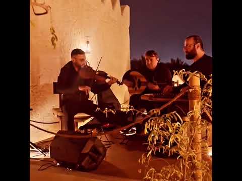 A captivating performance of "Sa’alouni El Nas" by Fairouz, featuring violin, qanoun, and oud in perfect harmony. This live rendition highlights the depth and beauty of Arabic music, creating an unforgettable atmosphere.