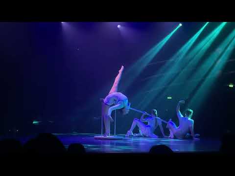Handbalance Crew Ship - Anna Kawiak