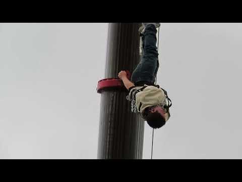 Dantes Arduam prueba de escapismo frente a la iglesia San Francisco en Castro