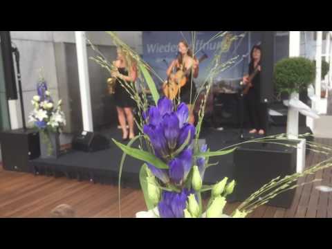Liveband - Helen and friends
