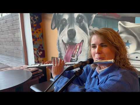 La Luna (vocals, flute, cajón, backing track)