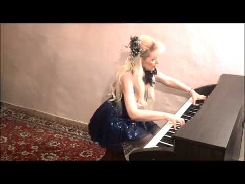 Simonetta Longo Playing MEMORY