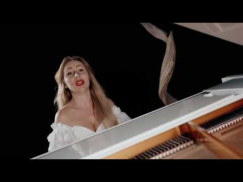 jazz and pop singing pianist