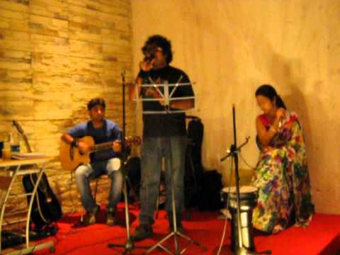Abhijit Sen Unplugged performing "Amar Bhitoro Bahire" with Amrita @ Ta'am with "Soumya"