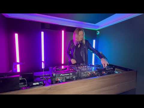 Laydee V at Qube