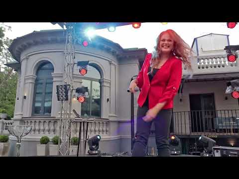 Daria singer jazz cover "Uptown funk"