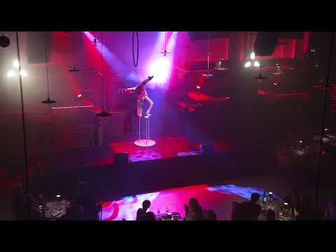 hand balancing - Anna Kawiak - Dinner show