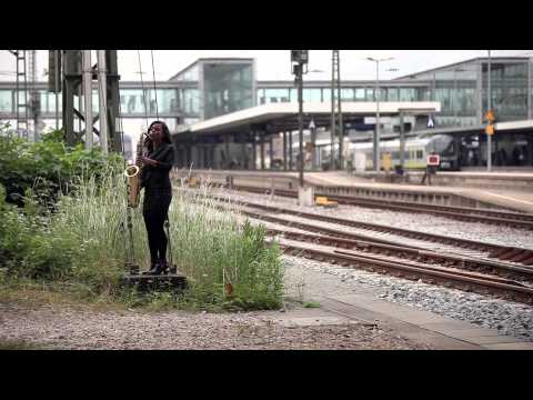 JULIA SAX SOLO OUTDOOR