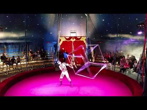 Артисты оригинального жанра ( жонглирование кубом)