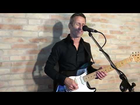 Alberto performing instrumental song
