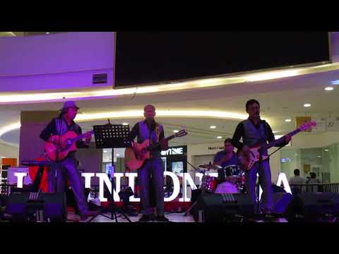 LA BOMBA COVER