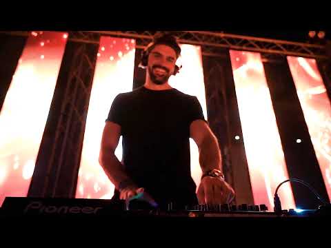 Dubai's Party DJ in Action at Aloft Poolside