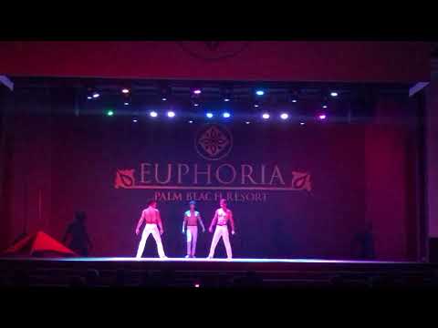 Trio handstand